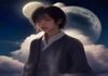 《月光男孩》电影场景配图，夜晚海滩边少年独坐，月光映照在深蓝色海面上，画面忧郁而诗意