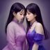 LGBT纪录片创作者的工作照，手持摄像机在城市街头拍摄